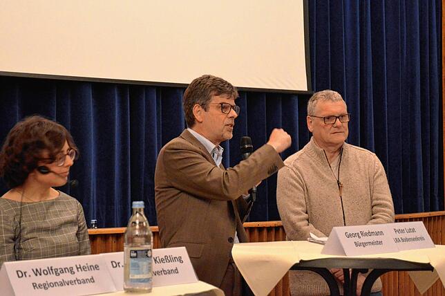 Bürgermeister Georg Riedmann (Mitte) äußert sein Verständnis für manchen Unmut über die Durchführung der Energiewende.