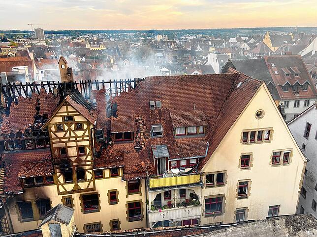 Bild 5: Nach dem Großbrand in Konstanz: Der Einsatz geht in seine zweite Nacht
