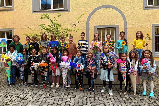 Klassenlehrerin Sabine Scheidig hat ihre neuen Erstklässler mit Sonnenblumen willkommen geheißen.
