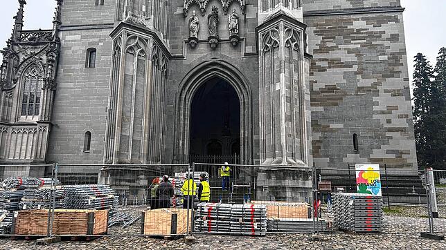 Gerüstet für die Zukunft: Der Westturm des Konstanzer Münsters wird jetzt eingerüstet, denn hier bröckelt der Sandstein.