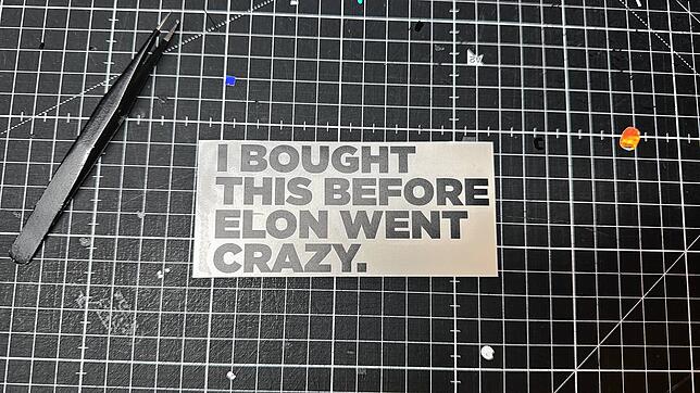 Die Sticker fertigt Schneider mit seinem Geschäftspartner selbst an, jedes Exemplar läuft durch seine Hände. Die Nachfrage nach den ...