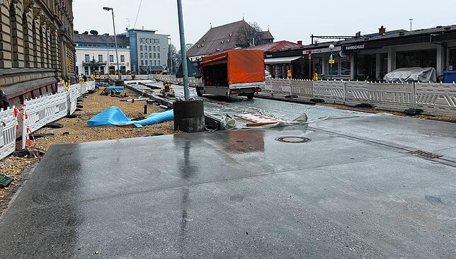 Bild 1: Großbaustelle am Bahnhofplatz in Konstanz: Bis Herbst 2025 soll alles fertig sein