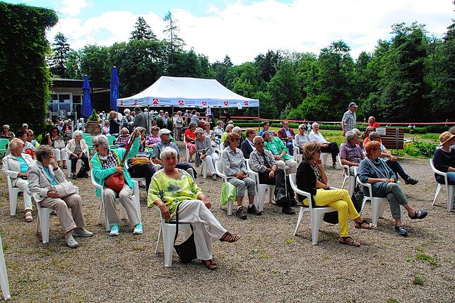 Schnell füllten sich die 75 Sitzplätze beim Kurgartenkonzert, die nach der Registrierung am Eingang unter dem Pavillon eingenommen ...