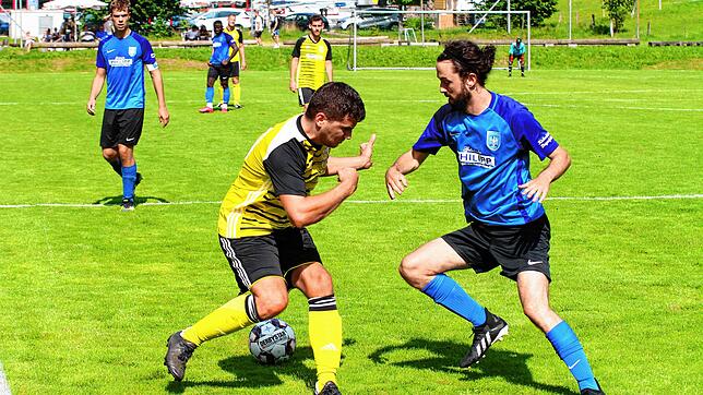 Zweikampf: Im Derby des zweiten Spieltags der neuen Saison setzte sich der frisch verjüngte FV Degerfelden beim SV Eichsel mit 3:2 ...