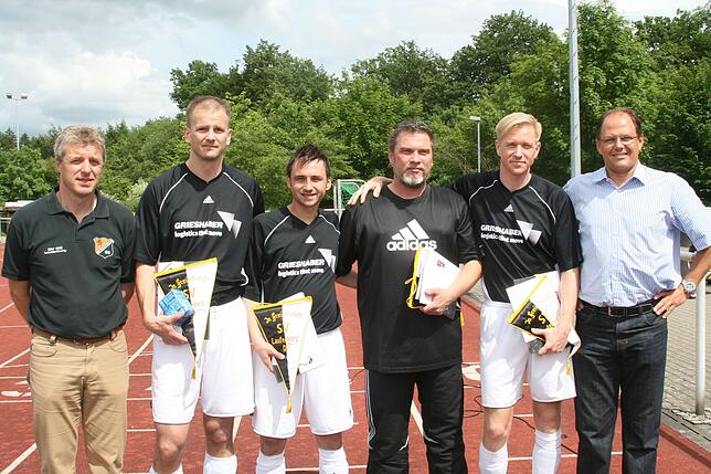 Abschied vom aktiven Fußball: Gemeinsam mit Mittelfeldakteur Heinz Vidakovic, dem mittlerweile schon verstorbenen Physiotherapeuten ...