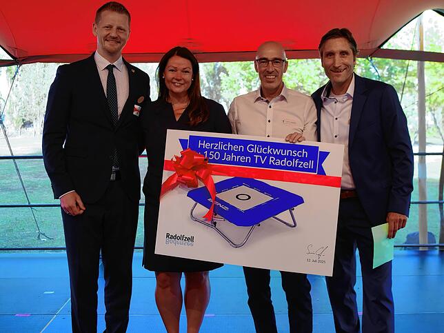 Laudator OB Simon Gröger überreichte nach seiner Festrede dem Verein als Geschenk ein Trampolin (von links): Tanja Kilgus (Moderation), ...