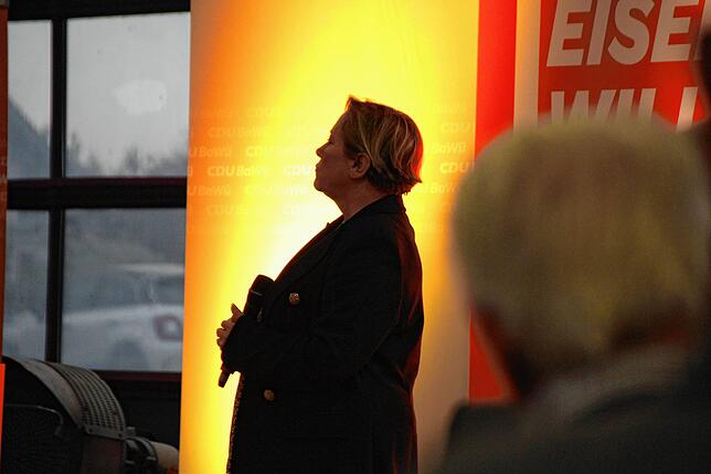 Bild 2: Rückständige Schulen, Maskenpflicht, Senkung des Wahlalters: Susanne Eisenmann, CDU-Spitzenkandidatin für die Landtagswahl 2021, macht Halt bei Petrolli in Niedereschach