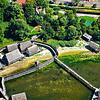 In diesem Teil der Pfahlbauten in Unteruhldingen sind die Holzstelzen der Gebäude im August 2018 nicht mehr vom Bodenseewasser umspült.