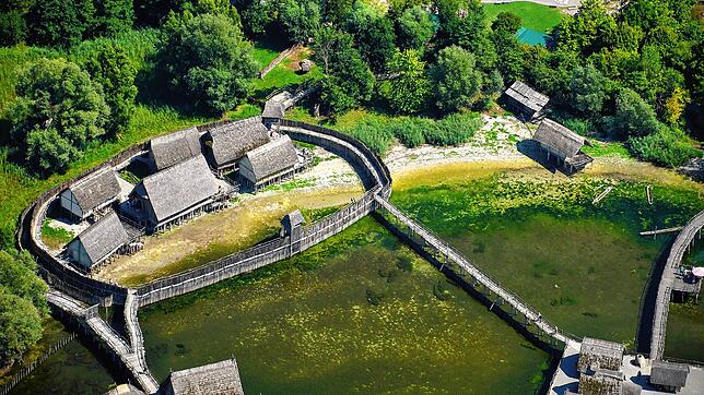 In diesem Teil der Pfahlbauten in Unteruhldingen sind die Holzstelzen der Gebäude im August 2018 nicht mehr vom Bodenseewasser umspült.