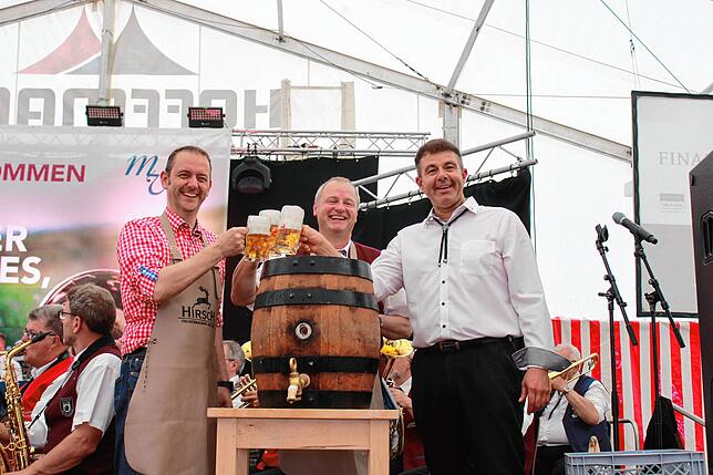 Sie stoßen auf ein gelungenes Jubiläumsfest an: (von links) Stefan Keil, Andreas Fritschi und Ralf Futterknecht.