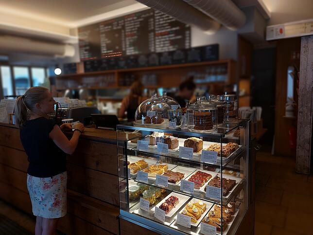 Selbstgebackenes im Fokus: Eine der Kuchentheken im Voglhaus.