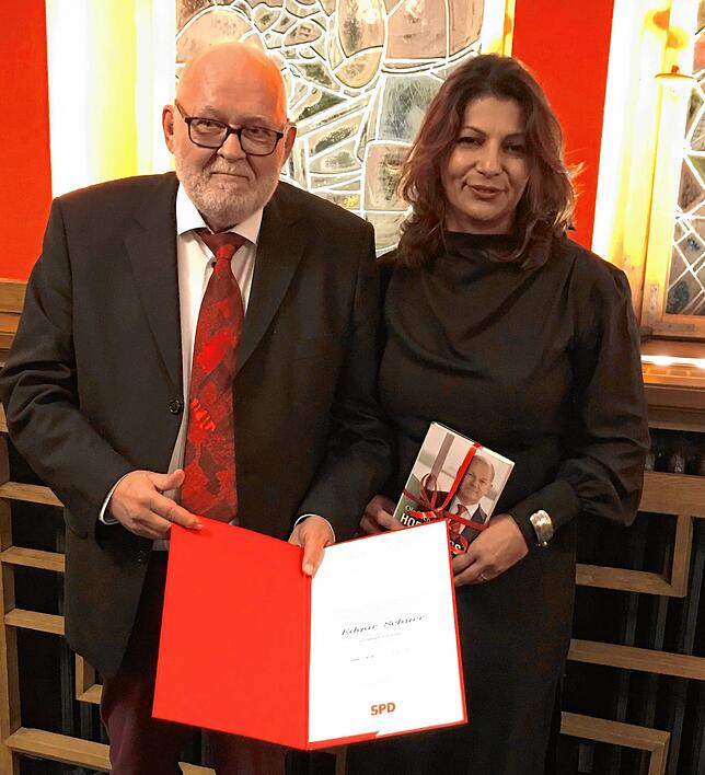Die Bundestagsabgeordnete Derya Türk-Nachbaur verleiht Edgar Schurr im Januar 2024 die Willy-Brandt-Medaille samt Urkunde als ...