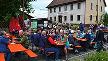Wegen Platzmangels beim Dorfplatzfest wird die für den Verkehr gesperrte Unterdorfstraße genutzt. Im Hintergrund spielt die Musikkapelle ...