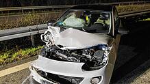 Die Schäden am Auto zeigen es: Am Freitagabend ist es zu einem schweren Verkehrsunfall auf der Landesstraße 191 von Engen in Richtung ...