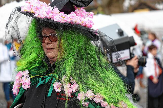 Bild 14: Fastnacht auf dem Schienerberg: Tausende feiern den Höriumzug mit kreativen Mottos
