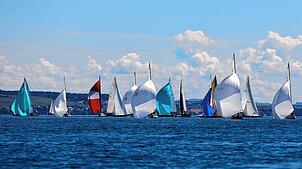 Ein großartiger Anblick, vor allem vom Wasser aus: Wenn die Segel für die Wettfahrten der Internationalen Bodenseewoche gesetzt sind, ...