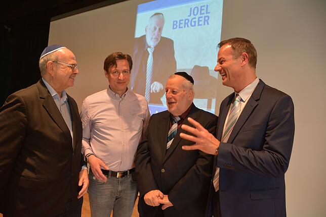 Die Zweiten Jüdischen Kulturwochen Bodensee sind eröffnet. Der frühere württembergische Landesrabbiner Joel Berger (Zweiter von rechts) ...