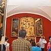 Birgit Rückert erklärt den Marienaltar von Bernhard Strigel aus dem frühen 15. Jahrhundert, auf dem unter anderem Kaiser Maximilian als ...