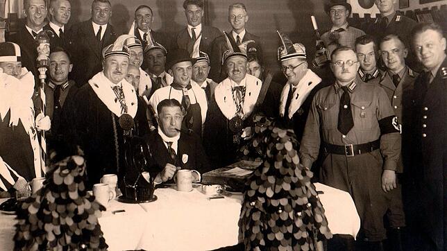 Mitglieder der örtlichen NSDAP und des Stockacher Narrengerichts bei einem Empfang im Jahr 1934. Versuche der Einflussnahme fanden schon ...