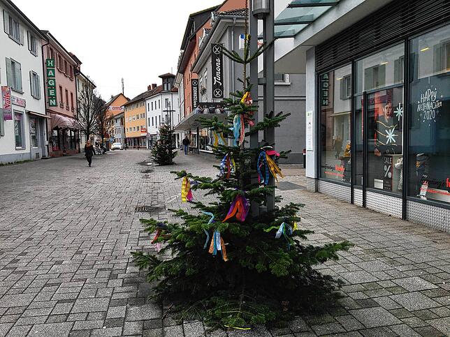 In der Schützenstraße in Bad Säckingen stehen ebenfalls närrisch umdekorierte Weihnachtsbäume.