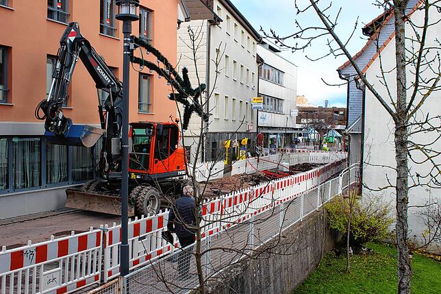 Die Baustelle zieht sich bis auf Höhe des Medizinischen Diagnose- und Therapiezentrum (MTZ).