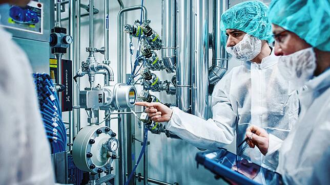Die schnelle und exakte Messung von flüssigen oder gasförmigen Stoffen in Industrieanlagen ist die Spezialität von Endress+Hauser aus ...