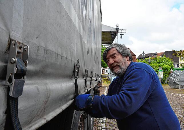 Macht seinen Lastwagen schon wieder startklar: Wilfried Schuster hat seine Arbeit für den Bühnenaufbau erledigt.