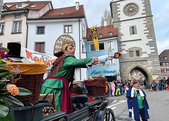 Bild 10: Tolle Stimmung beim Sonntagsumzug der Überlinger Narrenzunft &ndash; Teil 1