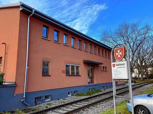 Die Geschäftsstelle des Malteser Hilfsdienstes (MHD) befindet sich in der Lantwattenstraße unmittelbar neben einem Industriegleis.