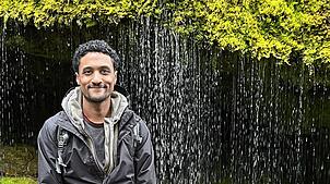Djilon Sambou an einem Kalktuff-Wasserfall in der Wutachschlucht.