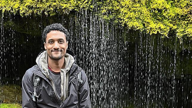Djilon Sambou an einem Kalktuff-Wasserfall in der Wutachschlucht.