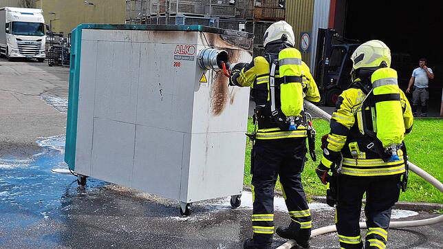 Die Feuerwehr löscht am Donnerstag auf dem Werksgelände der Firma Tegos im Alno-Park in Pfullendorf eine brennende Absauganlage.