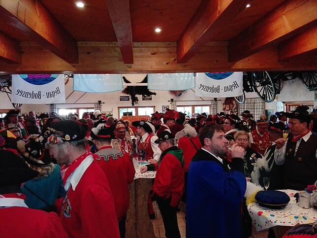 Bild 11: Narrentage 2020: Die Halle bebt beim Partyabend am Festsamstag mit der &bdquo;Froschenkapelle Radolfzell&ldquo; im Festzelt