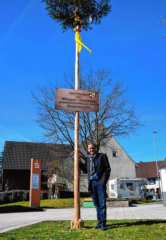 Stefan Keil freut sich über den Bürgermeister-Baum beim Rathaus in Orsingen-Nenzinen, den die Vereine der Gemeinde aufgestellt haben.
