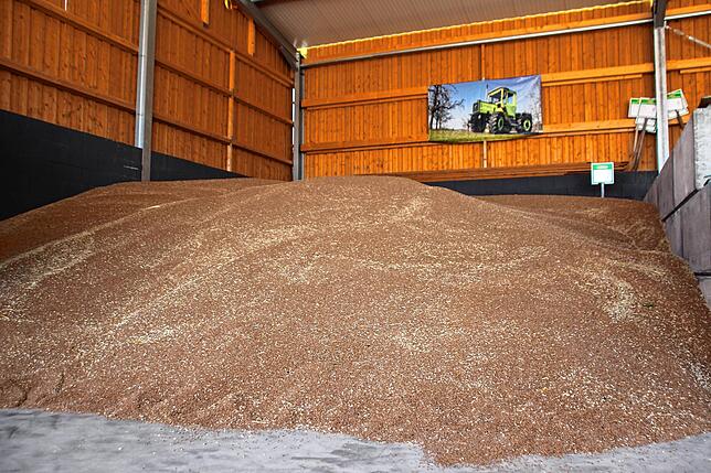 Die Weizenernte bei Lindenwirts in Orsingen ist eingefahren. Ein Teil des Weizens, den Landwirt Martin Joos dieses Jahr geerntet hat, ...
