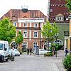 &bdquo;Ein Herz für die Rad-DM&ldquo; steht auf einem Banner über der Karlstraße in Donaueschingen. Der Startbereich am Rathausplatz ...