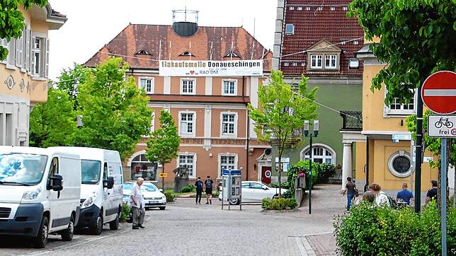 &bdquo;Ein Herz für die Rad-DM&ldquo; steht auf einem Banner über der Karlstraße in Donaueschingen. Der Startbereich am Rathausplatz ...