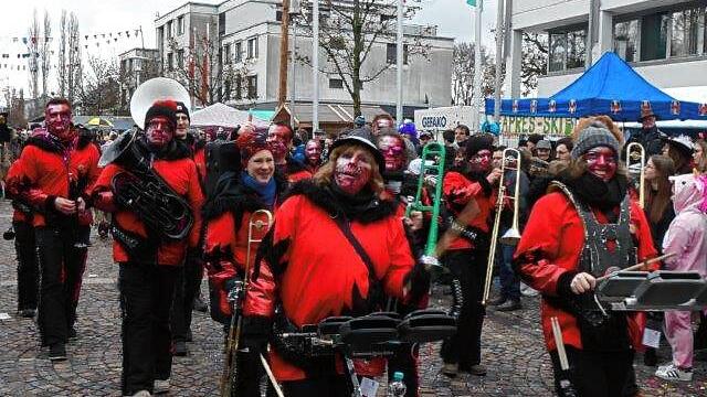 Beim Narrentreffen der Albbrucker Fasnachtsvereine geben sich Gruppen und Hästräger aus der ganzen Region ein Stelldichein. Das Bild ...
