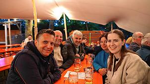Bild : Gute Stimmung trotz schlechtem Wetter auf dem Ostracher Eichbühlfest