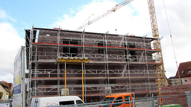 Auf der zweiten Großbaustelle in der Blumberger Kernstadt neben dem Pflegeheim entsteht unter anderem Tagespflege und eine ...