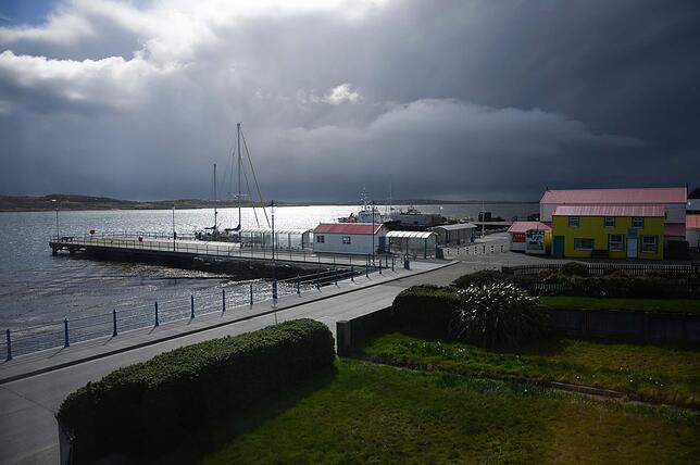 Blick auf den Hafen von Port Stanley auf den Falkland-Inseln. Hier hatte die britische Flotte einen kleinen Stützpunkt zum Bunkern von ...