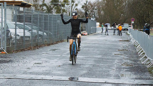 Bundesliga-Sieg: Janine Schneider aus Lottstetten entschied das Cross-Rennen in Kehl für sich und ist nun Siebte der Gesamtwertung.
