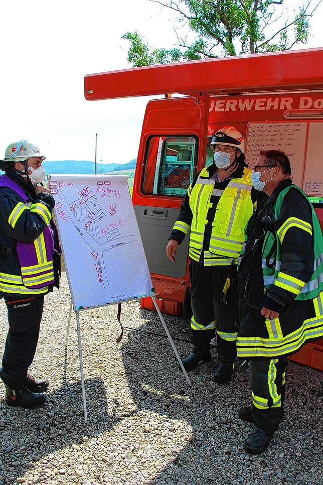 Bild 18: Großeinsatz für die Feuerwehren in Sumpfohren: Ein Gebäude des Hofs Bogenschütz brennt