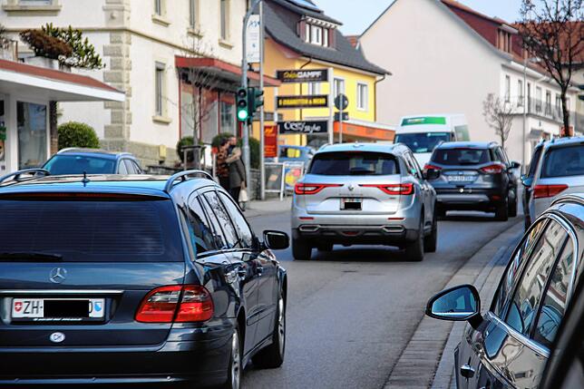 Autos mit Schweizer Kennzeichen prägen das Ortsbild in Jestetten. Durchschnittlich fahren täglich 18.600 Fahrzeuge auf der Bundesstraße ...