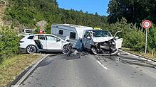 Ein Bild der Verwüstung: Die beiden Fahrzeuge nach dem schweren Unfall beim Engekreisel bei Beringen im Kanton Schaffhausen, unweit des ...