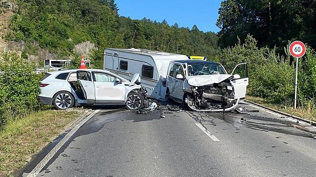 Ein Bild der Verwüstung: Die beiden Fahrzeuge nach dem schweren Unfall beim Engekreisel bei Beringen im Kanton Schaffhausen, unweit des ...