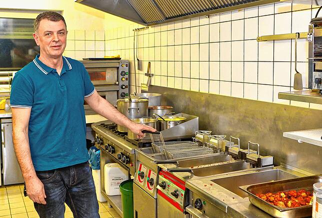 Chef in der Küche ist Mehmet Hyseni. Er versorgt die Gäste mit leckerem Essen im „Ribs“.