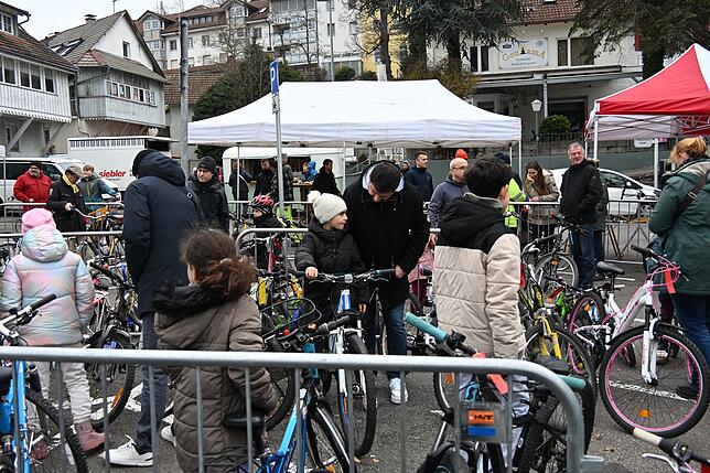 Bild 11: Über Fahrräder auf dem Fahrradmarkt in Tiengen: Ein Paradies für Radliebhaber