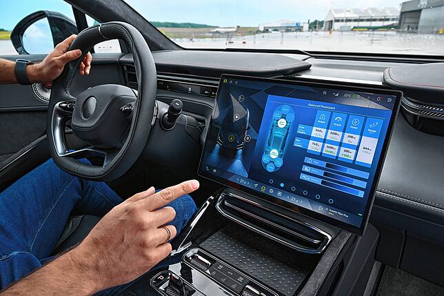 Innovationsfahrzeug EVselect: Per Knopfdruck kann man alte und neue Antriebstechnologien simulieren. Der Unterschied ist gewaltig, der ...