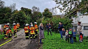 Etliche Zuschauer, besonders viele Familien mit Kindern, schauen den Wehrleuten bei ihrer Herbstprobe an der Riedöschinger ...